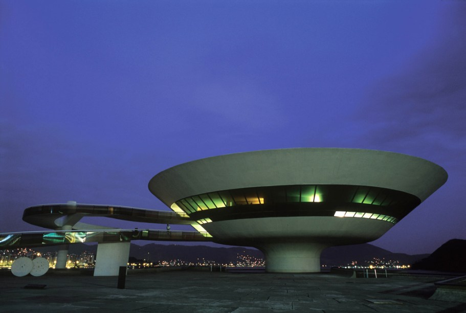 A ideia do formato do Museu de Arte Contemporânea (MAC) surgiu a partir da necessidade de construir um museu em uma área estreita, no alto do Mirante Boa vista