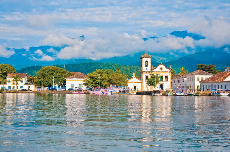 <a href="https://viajeaqui.abril.com.br/cidades/br-rj-paraty" rel="Paraty"><strong>Paraty</strong></a><br />  <br />  Além das ruelas de pedra, dos ateliês, dos casarões do Centro Histórico, das igrejas e dos charmosos cafés e restaurantes, a região foi agraciada com praias lindas, como a do <a href="https://viajeaqui.abril.com.br/estabelecimentos/br-rj-paraty-atracao-praia-do-sono" rel="Sono">Sono</a> e <a href="https://viajeaqui.abril.com.br/estabelecimentos/br-rj-paraty-atracao-praia-antigos-e-antiguinhos" rel="Antiguinhos">Antiguinhos</a>. Uma boa maneira de conhecer a baía é fazendo um <a href="https://viajeaqui.abril.com.br/estabelecimentos/br-rj-paraty-atracao-passeio-de-barco" rel="passeio de barco">passeio de barco</a>, que explora pontos como o Saco do Mamanguá e Cajaíba, bons para a prática de mergulho.  <br />  <br />  <strong>Distância:</strong> 307 quilômetros<br />  <strong>Tempo médio da viagem:</strong> 4 horas<br />  <br />  <strong>Saiba mais:</strong>  <a href="https://viajeaqui.abril.com.br/cidades/br-rj-paraty/o-que-fazer" rel="O que fazer" title="O que fazer em Paraty">O que fazer</a><br />  <a href="https://viajeaqui.abril.com.br/cidades/br-rj-paraty/onde-comer" rel="Onde comer" title="Onde comer em Paraty">Onde comer</a><br />  <a href="https://viajeaqui.abril.com.br/cidades/br-rj-paraty/onde-ficar" rel="Onde ficar" title="Onde ficar em Paraty">Onde ficar  </a>