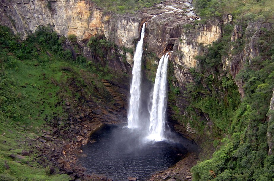 Para conhecer o <a href="https://gutenberg.viagemeturismo.abril.com.br/atracao/salto-do-rio-preto-e-cachoeira-do-garimpao-2/" target="_blank"><strong>Salto do Rio Preto</strong></a> (120 metros), uma das atrações do <strong>Parque Nacional da Chapada dos Veadeiros</strong>, em <a href="https://gutenberg.viagemeturismo.abril.com.br/estados/goias/" target="_blank"><strong>Goiás</strong></a>, é preciso caminhar. São 5 quilômetros de trilha até chegar à cachoeira. Aproveite para conhecer a Cachoeira do Garimpão (80m) que fica no mesmo caminho e tem poços para banho