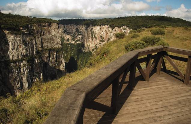 Com 5,8 km de extensão e 720 m de profundidade o Cânion do Itaimbezinhoo é a principal atração do Parque Nacional de Aparados da Serra (RS/SC) Com 5,8 km de extensão e 720 m de profundidade o Cânion do Itaimbezinhoo é a principal atração do Parque Nacional de Aparados da Serra (RS/SC)