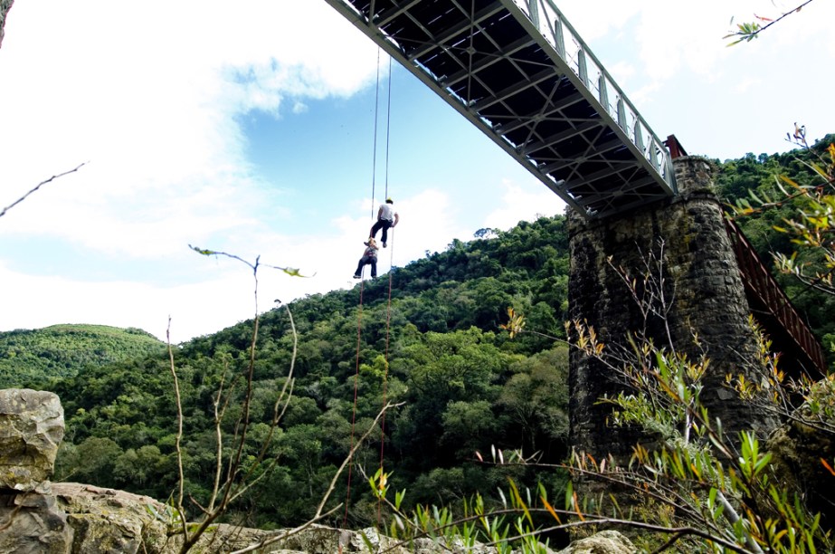 No distrito de Criúva, os turistas fazem trekking, rafting e rapel