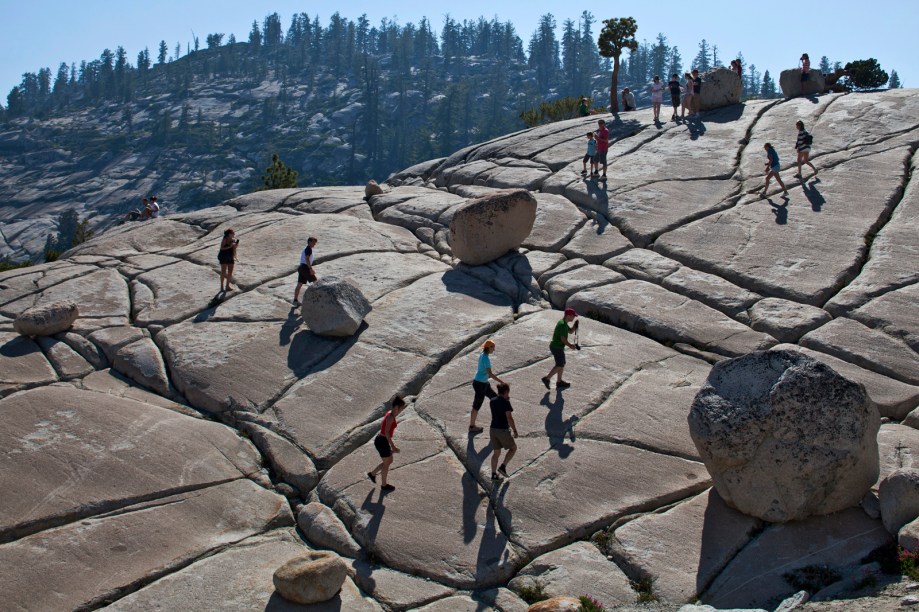 Pedregulhos se encarapitam de maneira aleatória no pico Olmsted, no parque nacional de Yosemite, nos Estados Unidos. Uma geleira esculpiu o leito de pedra de 92 milhões de anos aqui e deixou os pedregulhos, arrancados de uma montanha próxima, quando recuou. As pedras, junto com sulcos no leito de pedra, mostram o caminho da geleira. Hoje, o parque é destino favorito para quem curte trilhas, escaladas e acampamentos