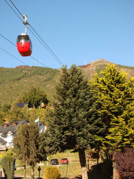 Para chegar até o topo de Cerro Otto, a 1.405 metros sobre o nível do mar, pegue carona no teleférico. A viagem dura doze minutos e transporta até quatro passageiros 