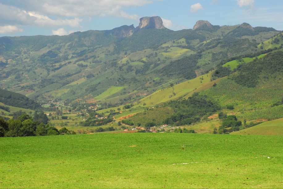 Vista de Santo Bento do Sapucaí com a Pedra do Baú ao fundo