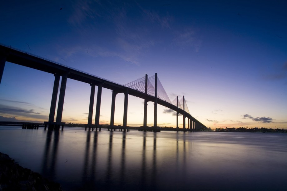 A Ponte Newton Navarro sobre o Rio Potengi, conhecida também como Ponte Forte-Redinha ou Ponte Nova