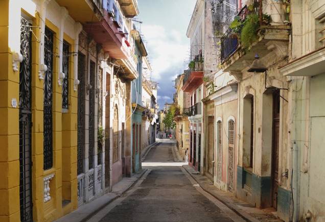 Caminhar pelas ruas e vielas é o melhor jeito de conhecer Havana e suas antigas construções Caminhar pelas ruas e vielas é o melhor jeito de conhecer Havana e suas antigas construções