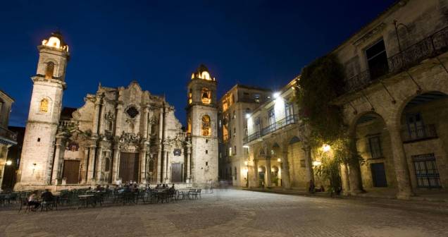 Cercada de edifícios dos séculos 18 e 19, a Catedral de San Cristóbal é o principal templo católico de Havana Cercada de edifícios dos séculos 18 e 19, a Catedral de San Cristóbal é o principal templo católico de Havana
