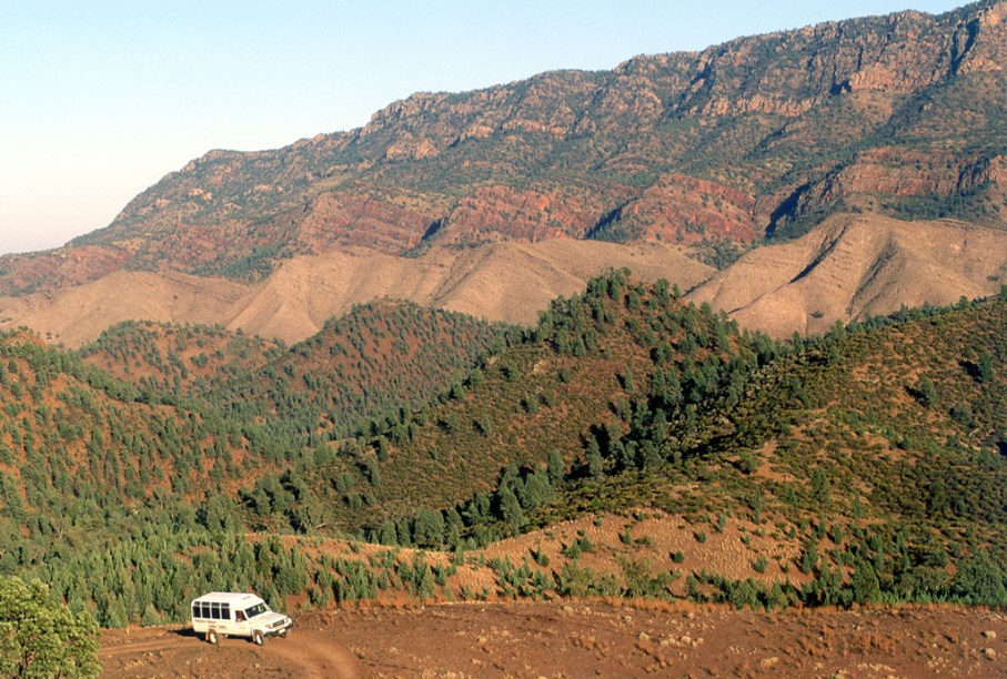 Os picos escarpados das Montanhas Flinders estão 250 quilômetros ao norte de Adelaide. A região é cercada de natureza selvagem e se estende até as portas do Outback