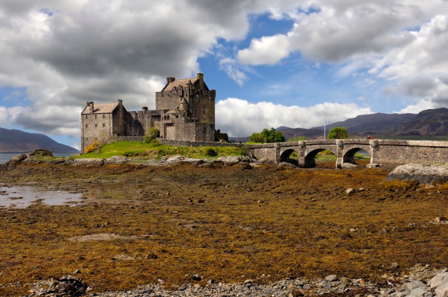 <strong><a href="https://viajeaqui.abril.com.br/estabelecimentos/reino-unido-highlands-atracao-eilean-donan-castle" rel="Castelo Eilean Donan" target="_blank">Castelo Eilean Donan</a>, <a href="https://viajeaqui.abril.com.br/cidades/reino-unido-highlands" rel="Highlands" target="_blank">Highlands</a>, <a href="https://viajeaqui.abril.com.br/paises/reino-unido" rel="Escócia" target="_blank">Escócia</a></strong>                                            Localizado próximo ao vilarejo de Dornie, o castelo fica em uma região cercada por três lagos e várias montanhas. Construída no início do século 13 sob a supervisão do rei Alexander II, a edificação leva em seu nome uma homenagem a Donan de Eigg, um sacerdote e mártir celta que viveu durante o período obscuro da Alta Idade Média e morreu durante uma invasão. O castelo, aliás, teve suas fortificações erguidas com o objetivo de proteger o território das invasões dos vikings que, naquela época, tomaram uma parte significativa do território da Grã Bretanha. No século 18, a construção foi dominada pelas tropas espanholas e, posteriormente, destruída com a derrota dos mesmos durante o período dos levantes jacobitas. Restaurado, ele hoje pertence ao clã Macrae, está aberto à visitação e pode ser alugado para eventos e filmagens