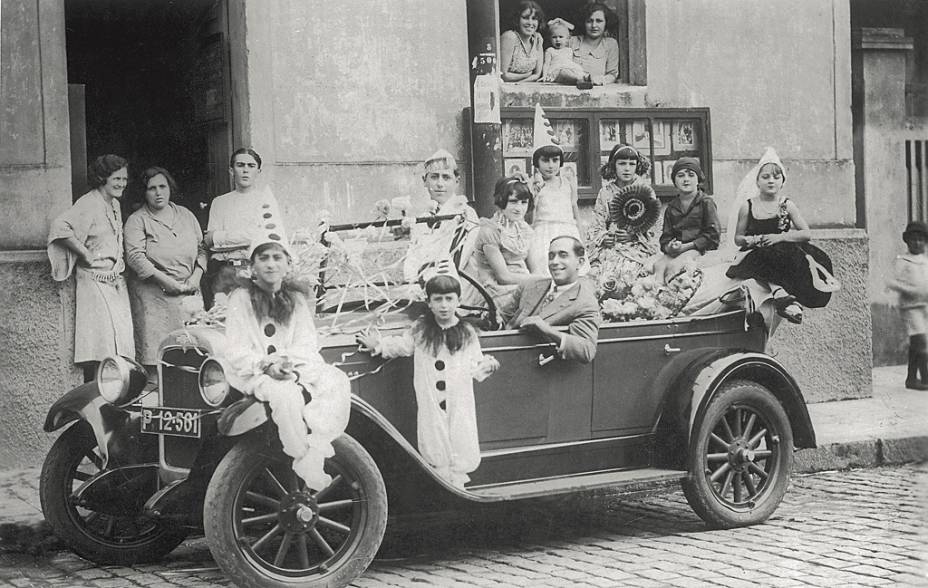 Na década de 20, a Avenida Paulista era a "passarela do samba", por onde os foliões desfilavam em carros abertos