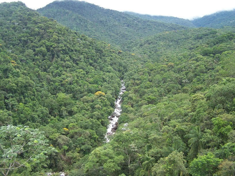 Vista do Parque Nacional de Itatiaia e do vale do Rio Campo Belo a partir do Mirante do Último Adeus em Itatiaia, Rio de Janeiro