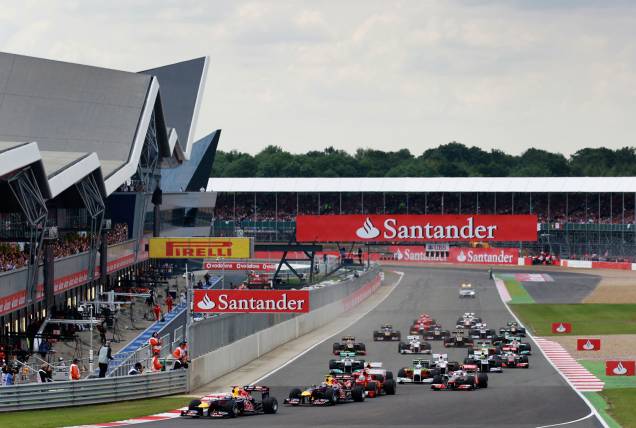 A primeira corrida da história da Fórmula 1 foi realizada no circuito de Silverstone, na cidade homônima da <a href="https://viajeaqui.abril.com.br/paises/reino-unido" rel="Inglaterra" target="_blank">Inglaterra</a>. Ela foi vencida pelo italiano Giuseppe Farina, pilotando um Alfa Romeo. O espanhol Fernando Alonso foi o último vencedor da prova, em 2011, com sua Ferrari A primeira corrida da história da Fórmula 1 foi realizada no circuito de Silverstone, na cidade homônima da <a href="https://viajeaqui.abril.com.br/paises/reino-unido" rel="Inglaterra" target="_blank">Inglaterra</a>. Ela foi vencida pelo italiano Giuseppe Farina, pilotando um Alfa Romeo. O espanhol Fernando Alonso foi o último vencedor da prova, em 2011, com sua Ferrari