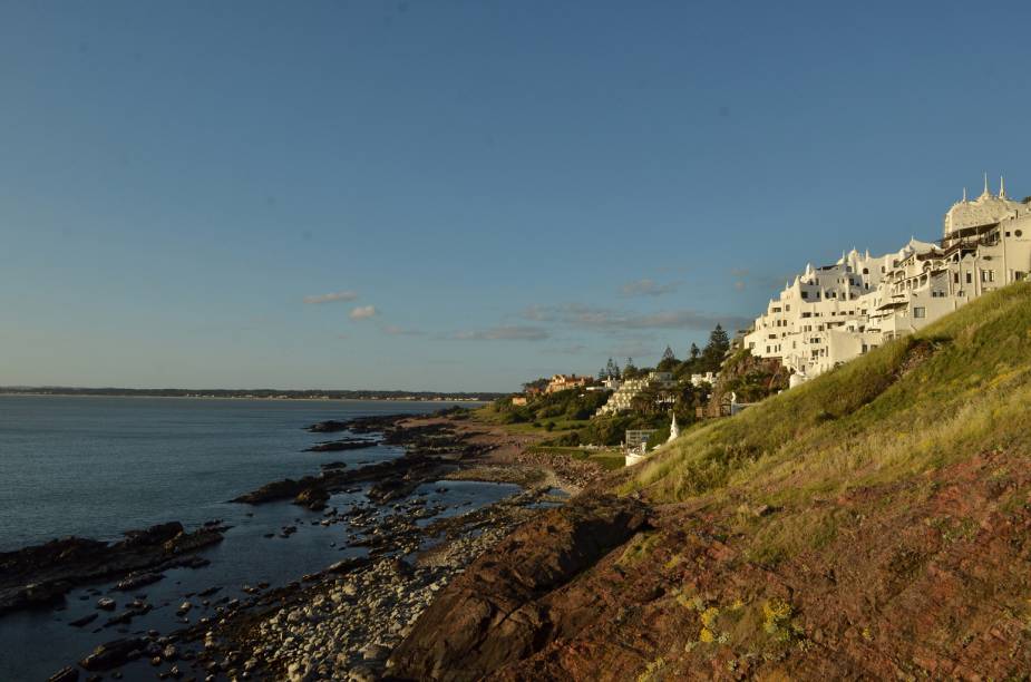A famosa Casapueblo, em Punta Ballena, reúne hotel, museu, café e restaurante no mesmo espaço: atração imperdível no Uruguai