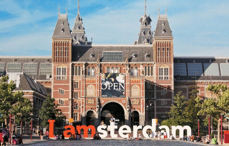 <strong><a href="https://viajeaqui.abril.com.br/estabelecimentos/holanda-amsterda-atracao-rijksmuseum" target="_blank" rel="noopener">Rijksmuseum</a>, <a href="https://viajeaqui.abril.com.br/cidades/holanda-amsterda/fotos" target="_blank" rel="noopener">Amsterdã</a></strong> Localizado na Museumplein (Praça do Museu), bem no centro de Amsterdã, o Museu Nacional da Holanda é mais conhecido como Rijksmuseum. Abriga o principal acervo de arte e história do país, com obras que datam desde a Idade Média e que ocupam 80 salas em quatro pisos.