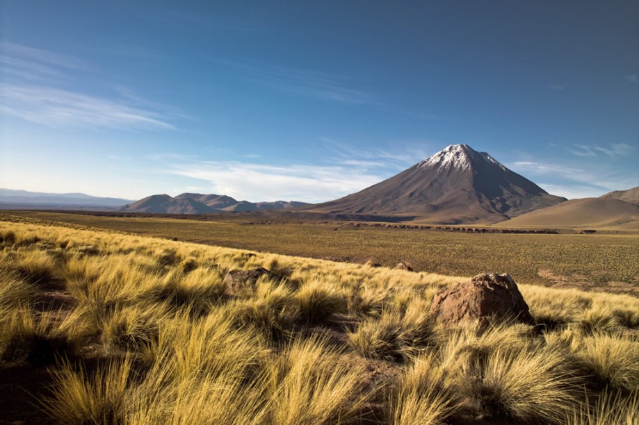 O <a href="https://viajeaqui.abril.com.br/materias/fotos-do-deserto-do-atacama" rel="Deserto do Atacama" target="_blank"><strong>Deserto do Atacama</strong></a> é o mais alto e mais seco do mundo. Localizado no norte do Chile, ele se esparrama entre o Oceano Pacífico e a Cordilheira dos Andes. O <strong>Vulcão Licacanbur</strong> é um dos cartões-postais da região