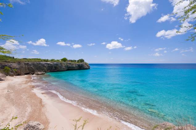 <strong>Curaçao – 4 noites – US$ 1 007</strong><br /> A viagem por <a href="https://viajeaqui.abril.com.br/paises/curacao" rel="Curaçao">Curaçao</a>, a maior ilha do antigo arquipélago das Antilhas Holandesas, inclui quatro noites de hospedagem em apartamento duplo no Veneto Cassino Holiday Beach Resort, café da manhã, traslados, seguro e passagem aérea Avianca saindo de <a href="https://viajeaqui.abril.com.br/cidades/br-sp-sao-paulo" rel="São Paulo">São Paulo</a>.<br /> <br /> <strong>Quando:</strong> saídas de 1 de abril a 3 de junho<br /> <strong>Pagamento:</strong> 20% de entrada e saldo em 9 vezes sem juros no cheque ou cartão de crédito<br /> <strong>Quem leva:</strong> a <strong>Nascimento</strong> (0800 774 1110, <a href="https://www.nascimento.com.br/">www.nascimento.com.br</a>) <strong>Curaçao – 4 noites – US$ 1 007</strong><br /> A viagem por <a href="https://viajeaqui.abril.com.br/paises/curacao" rel="Curaçao">Curaçao</a>, a maior ilha do antigo arquipélago das Antilhas Holandesas, inclui quatro noites de hospedagem em apartamento duplo no Veneto Cassino Holiday Beach Resort, café da manhã, traslados, seguro e passagem aérea Avianca saindo de <a href="https://viajeaqui.abril.com.br/cidades/br-sp-sao-paulo" rel="São Paulo">São Paulo</a>.<br /> <br /> <strong>Quando:</strong> saídas de 1 de abril a 3 de junho<br /> <strong>Pagamento:</strong> 20% de entrada e saldo em 9 vezes sem juros no cheque ou cartão de crédito<br /> <strong>Quem leva:</strong> a <strong>Nascimento</strong> (0800 774 1110, <a href="https://www.nascimento.com.br/">www.nascimento.com.br</a>)
