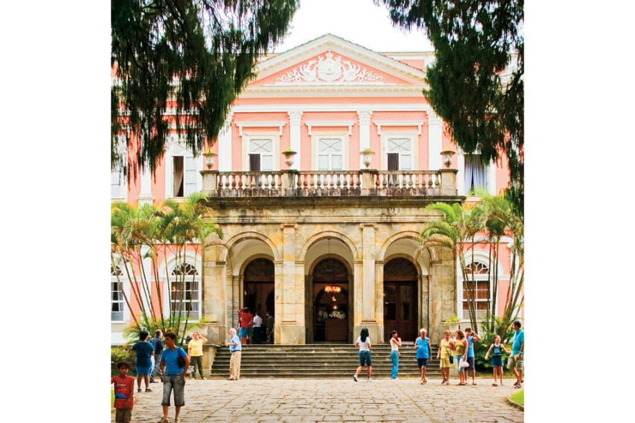 O <a href="https://viajeaqui.abril.com.br/estabelecimentos/br-rj-petropolis-atracao-museu-imperial/" rel="Museu Imperial" target="_blank">Museu Imperial</a>, que ocupa o antigo palácio de veraneio de Dom Pedro II, em <a href="https://viajeaqui.abril.com.br/cidades/br-rj-petropolis" rel="Petrópolis (RJ)" target="_blank">Petrópolis (RJ)</a>, reúne relíquias como móveis, joias e documentos do Segundo Reinado (1840/1889)