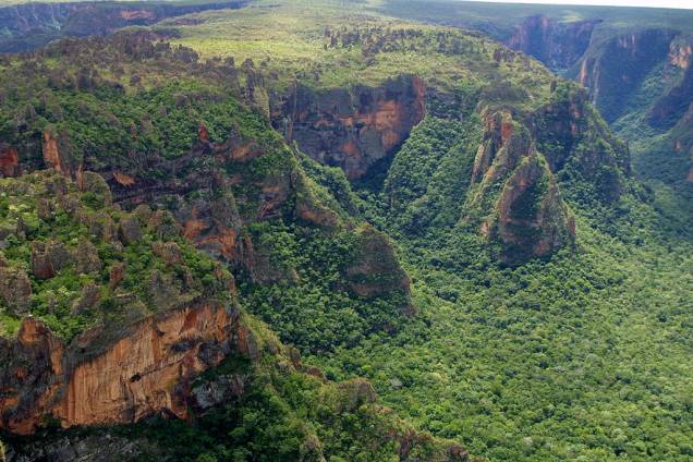 Com suas enormes formações rochosas, mirantes e cachoeiras, o Parque Nacional da Chapada dos Guimarães é umas das principais atrações do Cerrado brasileiro Com suas enormes formações rochosas, mirantes e cachoeiras, o Parque Nacional da Chapada dos Guimarães é umas das principais atrações do Cerrado brasileiro
