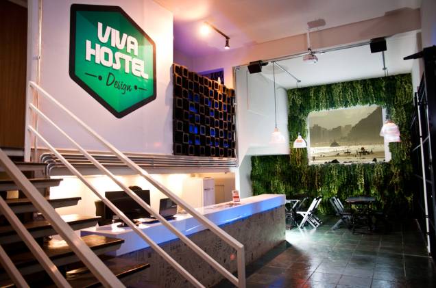 <strong><a href="https://viajeaqui.abril.com.br/estabelecimentos/br-sp-sao-paulo-hospedagem-viva-hostel-design" rel="Viva Hostel" target="_blank">Viva Hostel</a>, em <a href="https://viajeaqui.abril.com.br/cidades/br-sp-sao-paulo" rel="São Paulo" target="_blank">São Paulo</a> (<a href="https://viajeaqui.abril.com.br/estados/br-sao-paulo" rel="SP" target="_blank">SP</a>)</strong> A recepção do hostel serve cervejas e projeta jogos e filmes numa parede branca. Há ainda um andar com sofás, mesa para as refeições, cozinha (aberta aos hóspedes) e uma sala de TV com Playstation. <strong><a href="https://viajeaqui.abril.com.br/estabelecimentos/br-sp-sao-paulo-hospedagem-viva-hostel-design" rel="Viva Hostel" target="_blank">Viva Hostel</a>, em <a href="https://viajeaqui.abril.com.br/cidades/br-sp-sao-paulo" rel="São Paulo" target="_blank">São Paulo</a> (<a href="https://viajeaqui.abril.com.br/estados/br-sao-paulo" rel="SP" target="_blank">SP</a>)</strong> A recepção do hostel serve cervejas e projeta jogos e filmes numa parede branca. Há ainda um andar com sofás, mesa para as refeições, cozinha (aberta aos hóspedes) e uma sala de TV com Playstation.