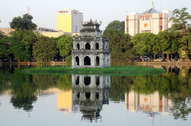 Tháp Rùa, a Torre da Tartaruga, fica no meio de um lago na região central da cidade; ao redor do monumento histórico, estão os bancos e estabelecimentos comerciais mais importantes de Hanói Tháp Rùa, a Torre da Tartaruga, fica no meio de um lago na região central da cidade; ao redor do monumento histórico, estão os bancos e estabelecimentos comerciais mais importantes de Hanói