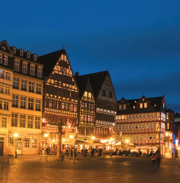 <strong>Frankfurt e Capitais Imperiais – 8 noites – R$ 4 225</strong><br />            Frankfurt, Praga, Budapeste e Viena são as cidades do roteiro, que inclui traslados de chegada e saída, transporte durante o itinerário, visitas guiadas, dois jantares e seguro-viagem<br />            <br />            <strong>Quando:</strong> saídas de 3 de novembro a 14 de dezembro<br />            <strong>Pagamento:</strong> 25% de entrada + 9 vezes<br />            <strong>Quem leva: </strong>a <strong>Maktour</strong> tel. (11) 3818-2222 / site <a href="https://www.maktour.com.br" rel="www.maktour.com.br">www.maktour.com.br</a>