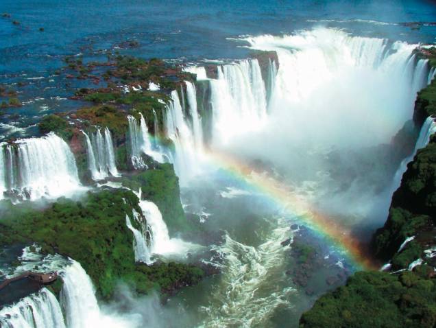 Um cânion, uma grande área de Mata Atlântica e 275 quedas-dágua compõem o cenário impressionante das Cataratas do Iguaçu, na fronteira entre Brasil e Argentina Um cânion, uma grande área de Mata Atlântica e 275 quedas-dágua compõem o cenário impressionante das Cataratas do Iguaçu, na fronteira entre Brasil e Argentina