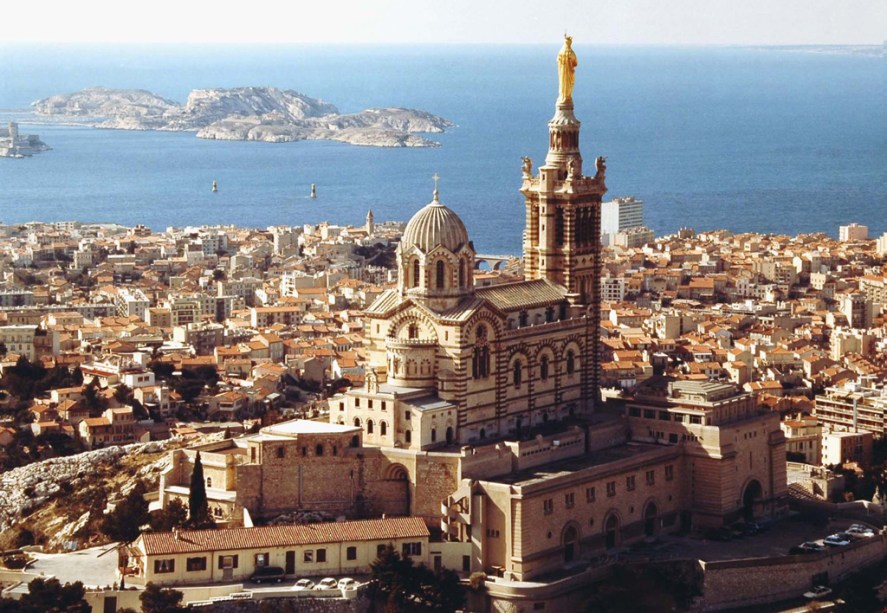 A 149 metros do nível do mar, a basílica de Notre Dame de la Garde, que simboliza a cidade de <a href="https://viajeaqui.abril.com.br/cidades/franca-marselha/" rel="Marselha">Marselha</a>, tem também a vista mais concorrida da cidade, principalmente no pôr do sol