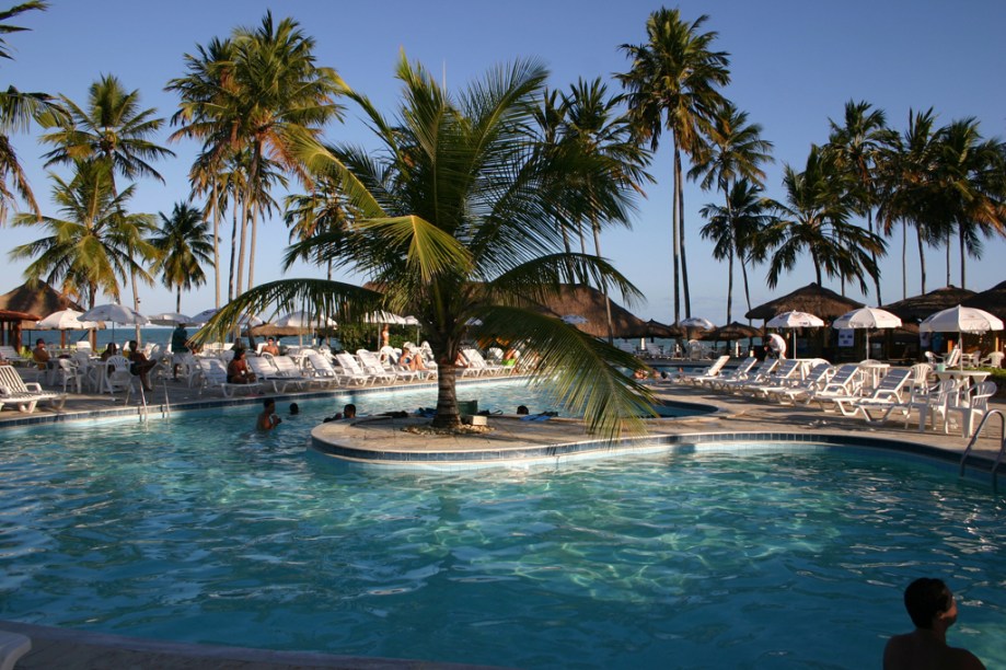 <strong>SALINAS DE MARAGOGI</strong>    Aclamado pelas famílias, o<a href="https://viajeaqui.abril.com.br/estabelecimentos/br-al-maragogi-hospedagem-salinas-do-maragogi-resort" rel=" Salinas de Maragogi"> Salinas de Maragogi</a>, em<a href="https://viajeaqui.abril.com.br/estados/br-alagoas" rel=" Alagoas"> Alagoas</a>, é o resort all-inclusive deste pacote de sete noites. Crianças e adolescentes piram com a monitoria infantil e atividades de aventura como arvorismo, enquanto os passeios às piscinas naturais encantam hóspedes de todas as idades.    <strong>Quando:</strong> Em 20 de março <strong>Quem leva:</strong> A<a href="https://www.intravel.com.br/" rel=" Intravel " target="_blank"> Intravel </a>(11 3120-4141) <strong>Quanto:</strong> R$ 3 809 - <a href="https://www.salinas.com.br/" rel="salinas.com.br">salinas.com.br</a>