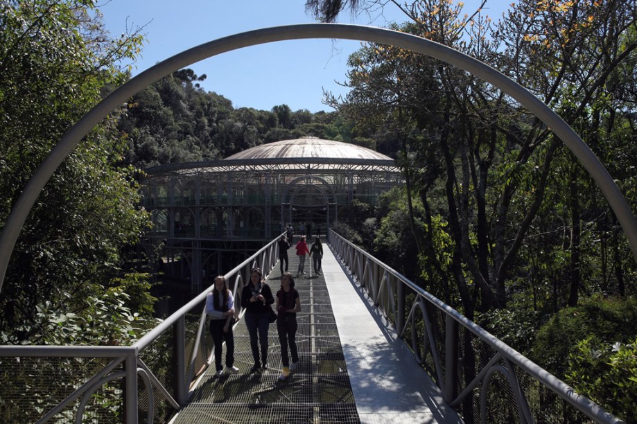 O Teatro Ópera de Arame, construído sobre um lago, é um dos cartões-postais da cidade e abre para visitação mesmo quando não há espetáculos