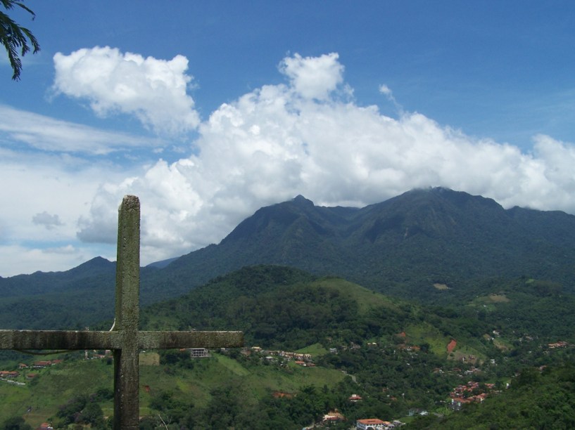 Um dos passeios de Penedo, Rio de Janeiro, é o a cavalo até a Cachoeira da Lontra ou por uma área descampada, com vista para a Serra da Índia (foto)