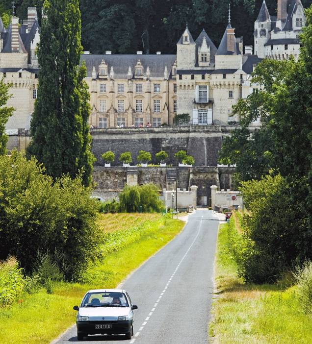 Pela estrada afora chega-se ao Château d’Ussé, cenário de <em>A Bela Adormecida</em> – o conto Pela estrada afora chega-se ao Château d’Ussé, cenário de <em>A Bela Adormecida</em> – o conto