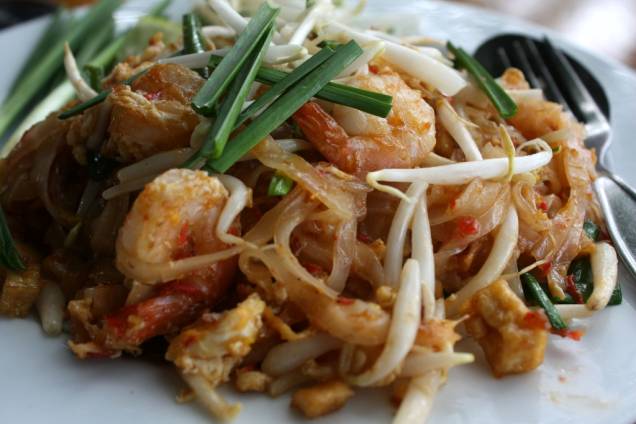 O prato símbolo da cozinha tailandesa é o <em>pad thai</em>. Essa espécide de yakisoba do sudeste asiático leva uma fileira interminável de ingredientes: macarrão de arroz, broto de feijão, cebolinha, pimenta, molho de tamarindo, açúcar, amendoim triturado, camarão seco, camarão fresco, ovo, broto de feijão, alho, limão, molho de peixe, frango, tofu, coentro e o que mais houver na geladeira O prato símbolo da cozinha tailandesa é o <em>pad thai</em>. Essa espécide de yakisoba do sudeste asiático leva uma fileira interminável de ingredientes: macarrão de arroz, broto de feijão, cebolinha, pimenta, molho de tamarindo, açúcar, amendoim triturado, camarão seco, camarão fresco, ovo, broto de feijão, alho, limão, molho de peixe, frango, tofu, coentro e o que mais houver na geladeira