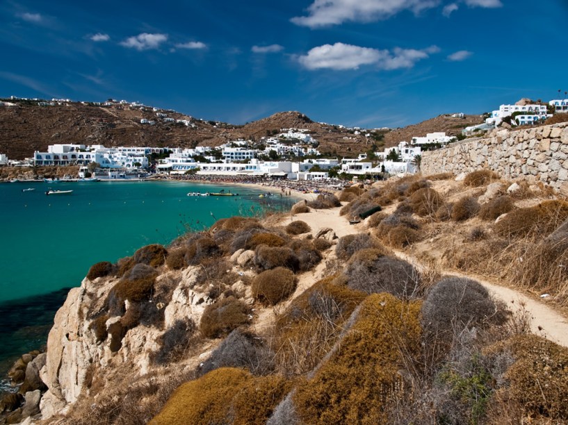 Resort em Mikonos, região da <a href="https://gutenberg.viagemeturismo.abril.com.br/paises/grecia-4/">Grécia</a> onde o agito noturno e o sossego, com seus barcos de pescadores e pelicanos, misturam-se pacificamente