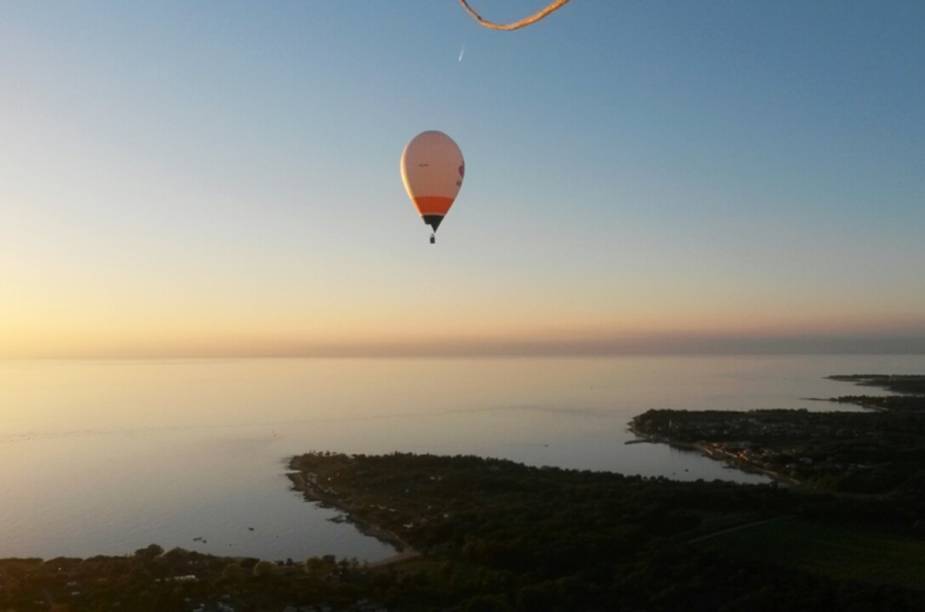Após o verão, quando as temperaturas caem, é possível contemplar a região de Ístria, na <a href="https://gutenberg.viagemeturismo.abril.com.br/paises/croacia-3/">Croácia</a>, sobre um balão de ar quente. Vales, vinícolas, colinas e campos de trigo, junto com o mar Adriático, enriquecem a paisagem observada pelos turistas.
