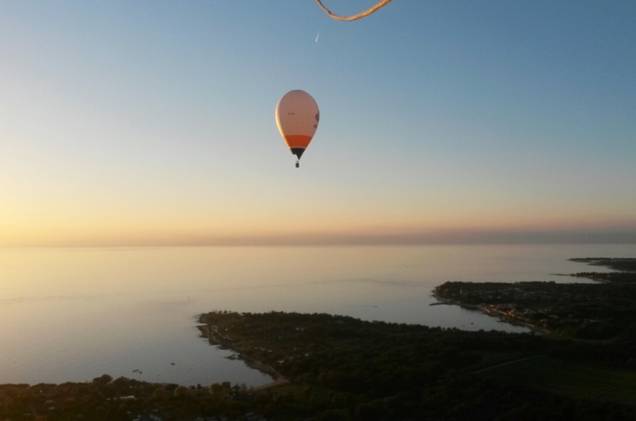 Após o verão, quando as temperaturas caem, é possível contemplar a região de Ístria, na <a href="https://gutenberg.viagemeturismo.abril.com.br/paises/croacia-3/">Croácia</a>, sobre um balão de ar quente. Vales, vinícolas, colinas e campos de trigo, junto com o mar Adriático, enriquecem a paisagem observada pelos turistas. Após o verão, quando as temperaturas caem, é possível contemplar a região de Ístria, na <a href="https://gutenberg.viagemeturismo.abril.com.br/paises/croacia-3/">Croácia</a>, sobre um balão de ar quente. Vales, vinícolas, colinas e campos de trigo, junto com o mar Adriático, enriquecem a paisagem observada pelos turistas.