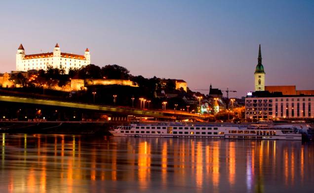 Bratislava, a capital da Eslováquia, fica a apenas uma hora de viagem de Viena. Seus cenários são compostos por uma atmosfera de transformação, que visa libertar o país do passado comunista e abrir os olhos para o ocidente Bratislava, a capital da Eslováquia, fica a apenas uma hora de viagem de Viena. Seus cenários são compostos por uma atmosfera de transformação, que visa libertar o país do passado comunista e abrir os olhos para o ocidente