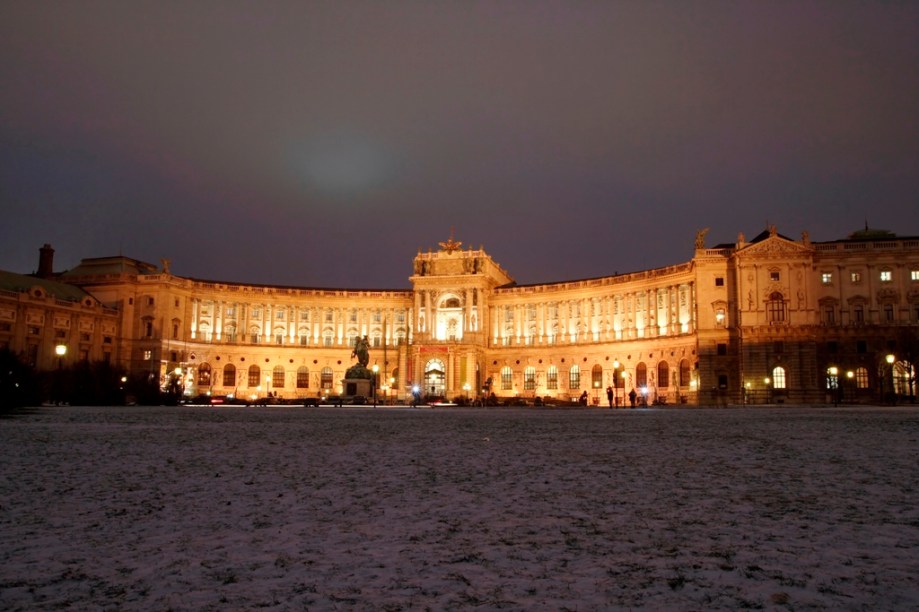 O grandioso Hofburg, o palácio de inverno dos Habsburgo, é um imenso complexo de edifícios estatais, incluindo as áreas residenciais, estábulos, museus, capelas, escolas e escritórios dedicados à burocracia governamental. Uma das áreas mais conhecidas são seus elegantes salões de baile