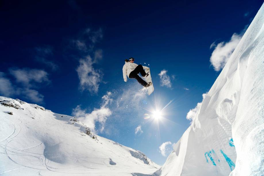<strong>Esqui ou snowboard?</strong><br />      Aqui vai muito do gosto do freguês. O ideal é tentar os dois para descobrir aquele que lhe dá mais prazer. Há vantagens em cada uma das modalidades. O snowboard propicia muitas variedades de manobras, controle de velocidade e curtos voos. Daí ser o favorito dos jovens – rapazes e moças, que gostam de explorar caminhos alternativos, nem sempre em rotas oficiais. Já o esqui confere uma posição mais estável, o uso de bastões ajuda no equilíbrio dos iniciantes e na movimentação em terrenos planos e, conforme o praticante adquire mais habilidades, muita, muita velocidade.<br />      Veja a seguir algumas outras diferenças entre ambos