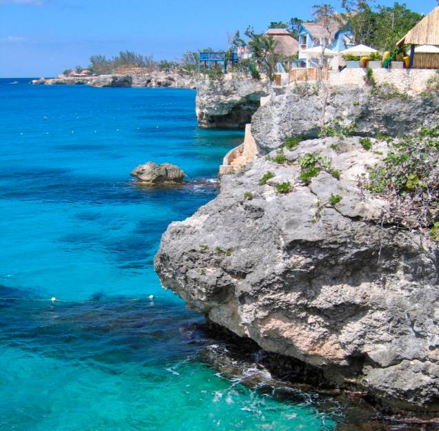 Nem só de praias de alvas areias vive o litoral dos países caribenhos. <strong>Negril</strong>, no oeste da <strong>Jamaica</strong>, é recortada por íngremes penhascos sobre um mar impecavelmente azul. Ali jovens atiram-sem em perigosos mergulhos, no ritmo das ondas. Apreciar uma cerveja local Red Stripes em um dos muitos bares da região, apreciando o pôr do sol, é uma das grandes experiências jamaicanas Nem só de praias de alvas areias vive o litoral dos países caribenhos. <strong>Negril</strong>, no oeste da <strong>Jamaica</strong>, é recortada por íngremes penhascos sobre um mar impecavelmente azul. Ali jovens atiram-sem em perigosos mergulhos, no ritmo das ondas. Apreciar uma cerveja local Red Stripes em um dos muitos bares da região, apreciando o pôr do sol, é uma das grandes experiências jamaicanas