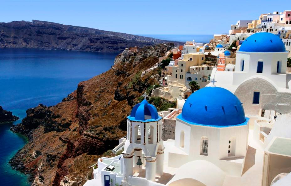 <strong><a href="https://viajeaqui.abril.com.br/cidades/grecia-santorini" rel="Santorini" target="_blank">Santorini</a>, Grécia</strong>    Não bastasse o irremediável ar mediterrâneo, boa parte das vilas desta ilha grega encastela-se dramaticamente sobre um penhasco debruçado sobre o mar. O azul das águas e o branco das casas caiadas são um feliz contraste para festins regados a ouzo e saladas de polvo untados do melhor azeite helênico.    <a href="https://viajeaqui.abril.com.br/cidades/grecia-santorini" rel="Santorini " target="_blank">Santorini</a> não tem praias como <a href="https://viajeaqui.abril.com.br/cidades/grecia-mykonos" rel="Mykonos" target="_blank">Mykonos</a>, nem é a casa de Afrodite, mas é a nossa dica grega para casais apaixonados. E nem deu espaço para falar do pôr do sol...