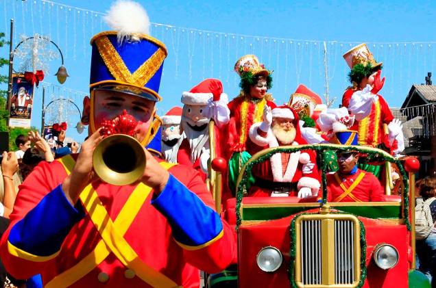 Desfiles de rua são uma das principais atrações do Natal Luz de Gramado (RS) Desfiles de rua são uma das principais atrações do Natal Luz de Gramado (RS)