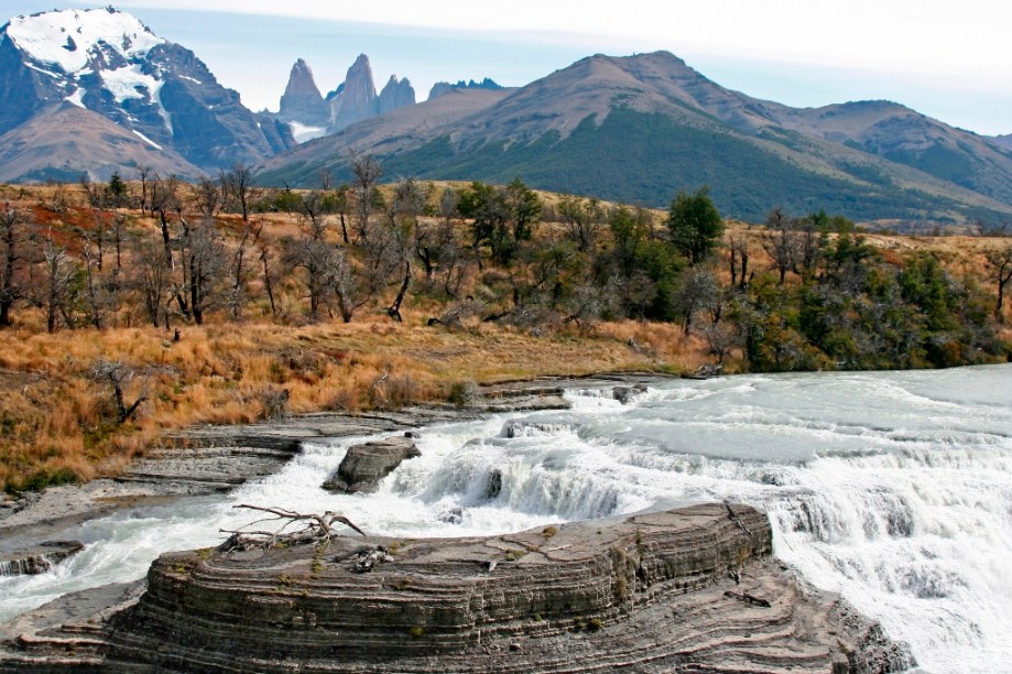 Cascata no rio Paine, com as torres de granito ao fundo