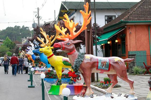 Na Exposição de Renas Decoradas do Natal Luz, artistas usaram o tema "Natal no Mundo" para decorar renas. A mostra leva o visitante a viajar por um mundo colorido imaginário Na Exposição de Renas Decoradas do Natal Luz, artistas usaram o tema "Natal no Mundo" para decorar renas. A mostra leva o visitante a viajar por um mundo colorido imaginário