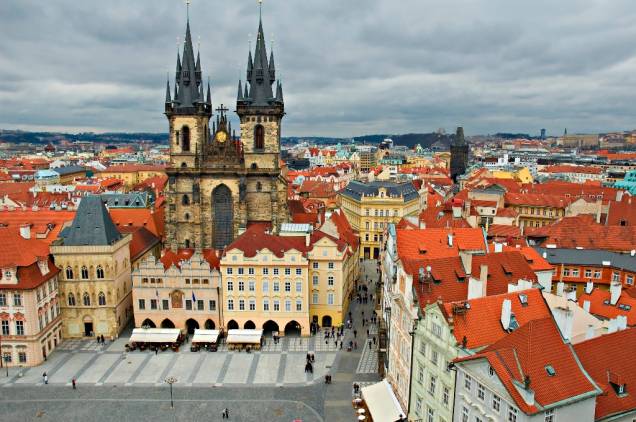 A Praça da Cidade Velha de Praga, dominada pela Igreja de Nossa Senhora de Tyn A Praça da Cidade Velha de Praga, dominada pela Igreja de Nossa Senhora de Tyn