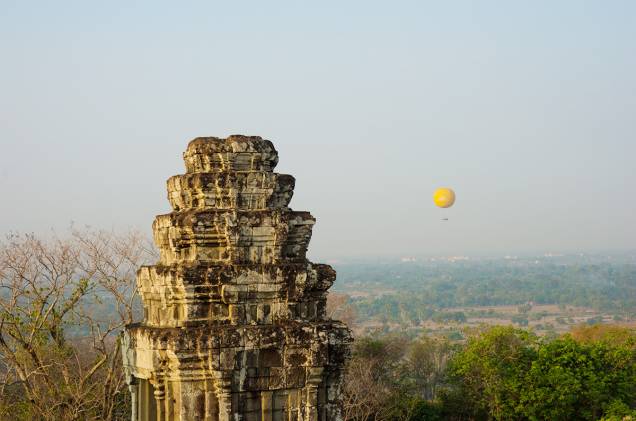Não é exatamente um passeio de balão, mas vale a pena. O balão em Angkor Wat, no <a href="https://gutenberg.viagemeturismo.abril.com.br/paises/camboja/">Camboja</a>, fica preso a um cabo, sobe até 200 metros, e não tem uma cesta de vime. A base onde os turistas ficam é circular e tem o interior vazado. Apesar de o balão não sair ao sabor do vento cambojano, a visão aérea de um dos maiores complexos religiosos do mundo proporciona uma experiência inesquecível. Não é exatamente um passeio de balão, mas vale a pena. O balão em Angkor Wat, no <a href="https://gutenberg.viagemeturismo.abril.com.br/paises/camboja/">Camboja</a>, fica preso a um cabo, sobe até 200 metros, e não tem uma cesta de vime. A base onde os turistas ficam é circular e tem o interior vazado. Apesar de o balão não sair ao sabor do vento cambojano, a visão aérea de um dos maiores complexos religiosos do mundo proporciona uma experiência inesquecível.