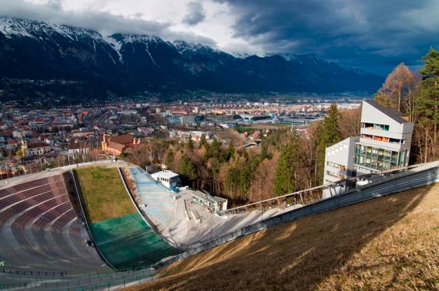 A rampa de salto de esqui em Bergisel, em Innsbruck, foi utilizada nos Jogos Olímpicos de Inverno de 1964 e 1976. Uma mais moderna, projetada pela arquiteta iraniana Zaha Hadid, foi inaugurada em 2003. O local também sedia uma das etapas do torneio Four Hills A rampa de salto de esqui em Bergisel, em Innsbruck, foi utilizada nos Jogos Olímpicos de Inverno de 1964 e 1976. Uma mais moderna, projetada pela arquiteta iraniana Zaha Hadid, foi inaugurada em 2003. O local também sedia uma das etapas do torneio Four Hills