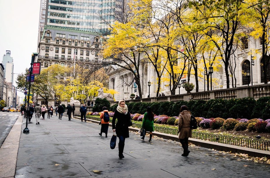 Entre os edifícios que estão no roteiro da 5ª Avenida, está o imponente prédio da Biblioteca Pública de Nova York