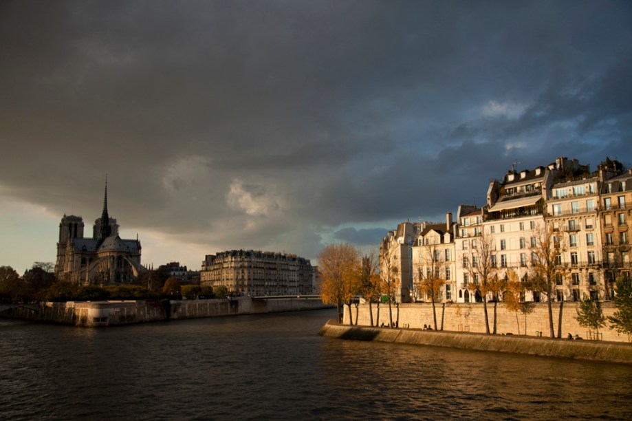 As duas ilhas no Sena que formaram os primeiros núcleos populacionais da cidade: em primeiro plano, a Île St.-Louis; ao fundo, a Île de la Cite, com a catedral de Notre Dame