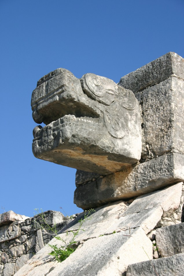 Detalhe de uma das centenas de esculturas que decoram a Pirâmide de Kukulcán