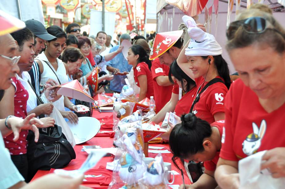 A festa do Ano-Novo Chinês no bairro da Liberdade, em São Paulo, reúne barraquinhas de comidas típicas e artesanato